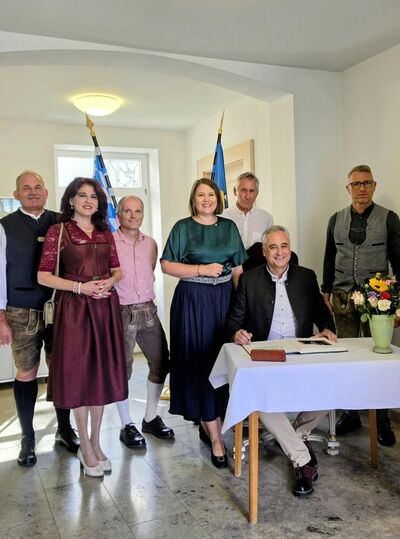 Eintrag in das goldene Buch (Foto M. Jobst)