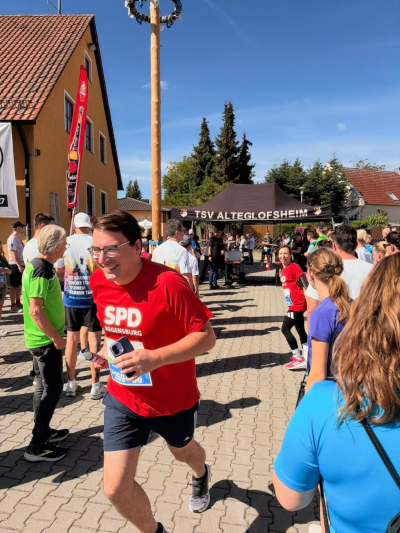 Der Wenzenbacher Bürgermeister Sebastian Koch beim Landkreislauf